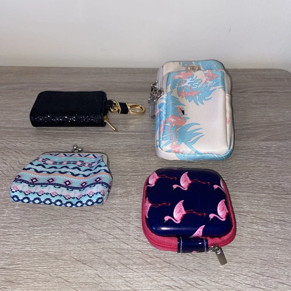 Cuatro piezas de monederos para mujer Foto 1 de 1