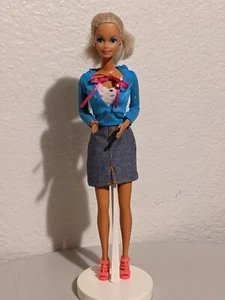 Mattel Barbie Puppe mit Kapuze Shirt Rock Ohrringe und Schuhe 90er Jahre - Bild 1 von 5