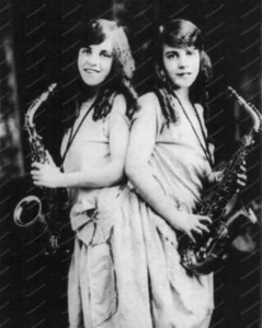 Siamese Twin Girls With Saxophones 1920s 8x10 Reprint Of Old Photo - Bild 1 von 1