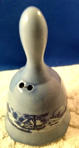 *VINTAGE SMALL BLUE PORCELAIN BELL WITH COUNTRY WINTER SCENE TAIWAN 3 1/4"T - Imagen 1 de 4