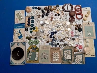 Vintage Mixed Lot MOP And Plastic Buttons On Cards And Loose - Image 1 of 4