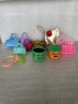 Lote de 13 bonecas da moda Barbie ou boneca acessórios bolsas óculos sacola de Halloween - Imagem 1 de 4