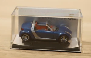Busch 49305  Smart Roadster Cabrio Blau sitze Rot  H0, 1:87 - Bild 1 von 3