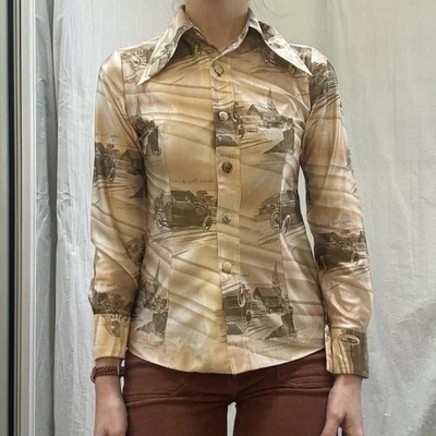 Blusa dorada y tostada modelo T abotonada vintage años 70 cuello daga coches antiguos Foto 1 de 4