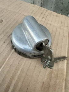Tappo Serbatoio Benzina + Fiat 1100 103 TV Spider Topolino Petrol Fuel Cap - Foto 1 di 6