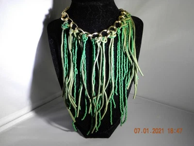 Collar de cuero verde y cuentas de semillas en tono dorado aspecto gótico Foto 1 de 4