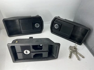 FIAT X1/9 X19 LANCIA STRATOS FERRARI 308 SET 3 TÜRGRIFF KOFFERRAUMSCHLOSS SCHLÜSSEL SCHWARZ - Bild 1 von 2