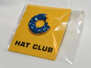 Nuovo! Cappello Club Spilla Esclusiva Domenica Notte Collezione Cartoni Animati Serie CIAMBELLA BLU - Foto 1 di 4