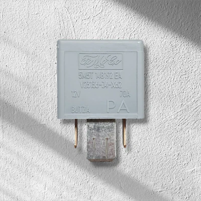 Ford C-Max II anno 2015 relè 5M5T 14B192 EA FoMoCo V23136-J4-X62 grigio 12V 70A - Immagine 1 di 2