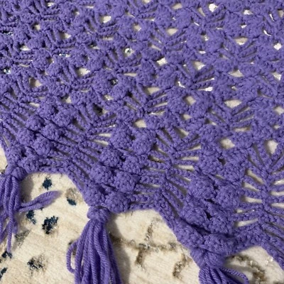 "Tiro afgano púrpura violeta ganchillo a mano ~ con flecos ~ hermoso patrón ~ 42"" X 70""" Foto 1 de 4