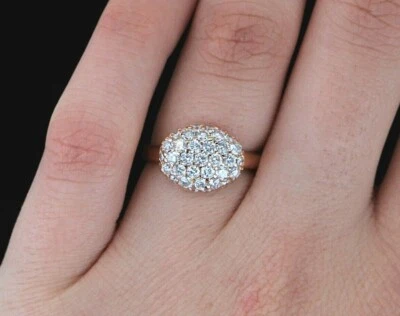 Anillo de cóctel de diamantes redondos pavé de oro rosa de 18 quilates de $3,500 talla 6.75 Foto 1 de 4