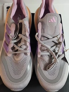 Größe 11,5 - Adidas UltraBoost Light Grey Violet Fusion W NEU NIE GETRAGEN - Bild 1 von 5