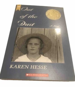 Aus dem Staub von Karen Hesse Taschenbuch PB Jugendbildung Belletristik Lesen - Bild 1 von 3