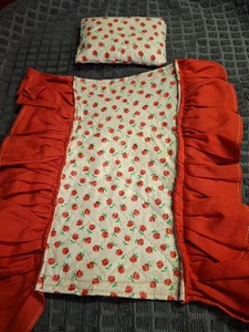 Vintage 80er Barbie Puppengröße Bettwäsche Handarbeit Tagesdecke & Kissen rot Blumen - Bild 1 von 9