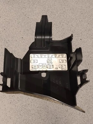 Chevy Suburban/Tahoe GMC Yukon 2003-2006 cubierta de caja de fusibles 15076505A bajo tablero Foto 1 de 4