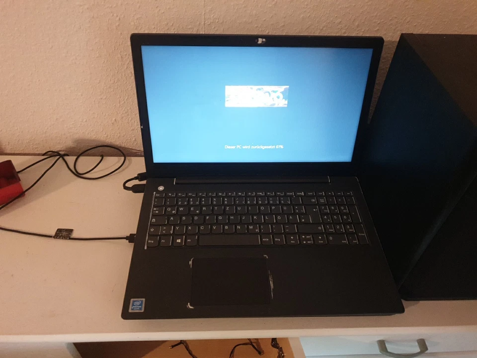 Lenovo V130-15IGM, Modell 81HL, 4GB RAM, Intel Pentium Silver, Intel UHD 605 - Bild 1 von 3