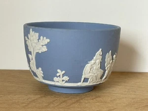 Charmant petit bol miniature en biscuit - Wedgwood - bleu  Décor à l'antique - Picture 1 of 6