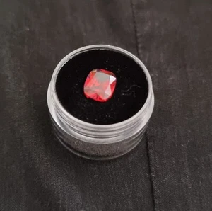 Red Garnet loose gemstone, beautiful red colour, new, in display box, 5.32ct - Picture 1 of 1