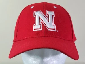 UNIVERSIDAD DE NEBRASKA CORNHUSKERS NCAA Licencia de Fútbol Colegial Gorra Roja Sombrero - Imagen 1 de 6