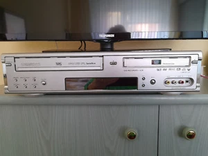 Daewoo DF-7100 VHS DVD Recorder Kombigerät Digitalisieren Videorecorder und DVD - Bild 1 von 3