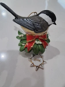 2006 ~ Danbury Mint Orament ~ A Merry Chickadee ~ NUOVO CON SCATOLA! - Foto 1 di 12
