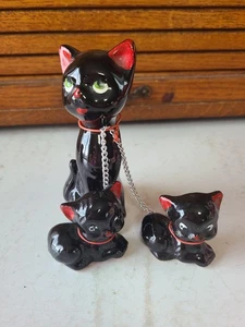 Vintage Keramik schwarze Katzen Mama mit zwei Kätzchen an Kette  - Bild 1 von 7