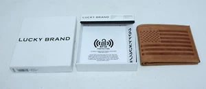 Lucky Brand Flagge geprägtes Leder faltbare Geldbörse leer neu im Karton RFID hellbraun 4 Kartenfächer - Bild 1 von 9