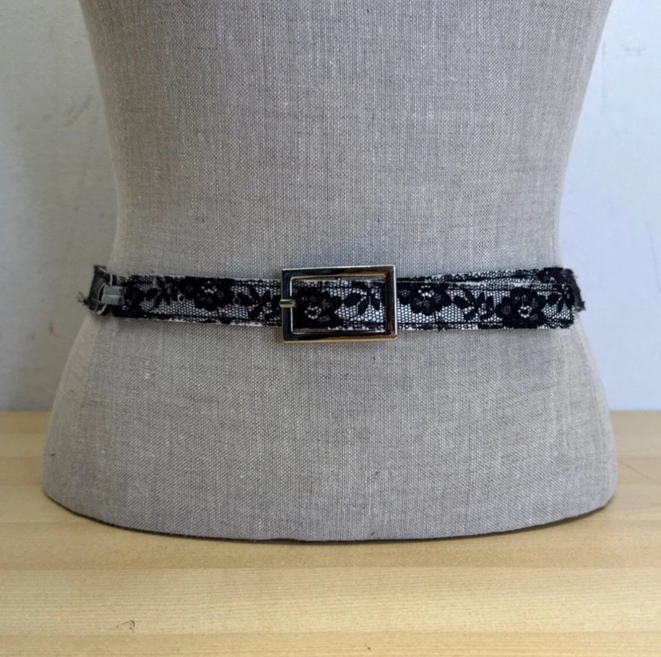 Black & White Lace Belt With Silver Buckle Size 5 - Image 1 of 4