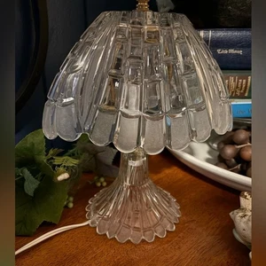 Vintage Kristall Nachttischlampe "Boudoir" geätztes Glas oval gewellter Schirm - Bild 1 von 5