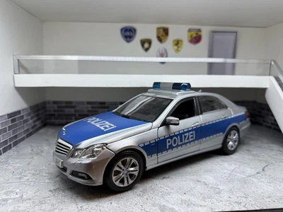 Mercedes Classe E 1/18 Maisto Polizei  - Immagine 1 di 4