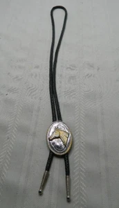 Cabeza de caballo Western Bolo de latón grabado tono plata ovalado negro cordón trenzado EE. UU. - Imagen 1 de 7
