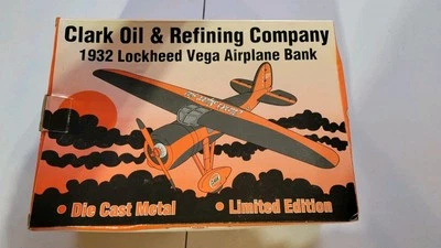 Clark Oil and Refining Company 1932 Lockheed Vega Airplane Bank DieCast Foto 1 de 3