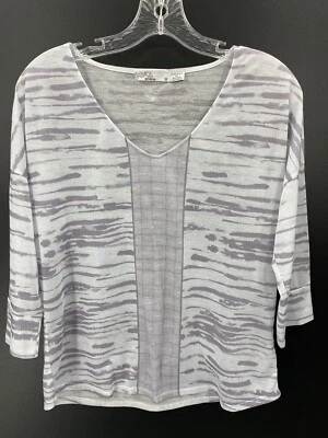 Top Prana Mujer Mediano Aleah Estampado Blanco Lila Mangas 3/4 Informal Exterior  Foto 1 de 4