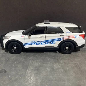 Detroit Police 1:24 Scale Ford Explorer FPIU - Picture 1 of 3