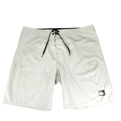 Tabla corta híbrida Quiksilver talla 38 para hombre Highline gris claro frente plano golf 9" Foto 1 de 4