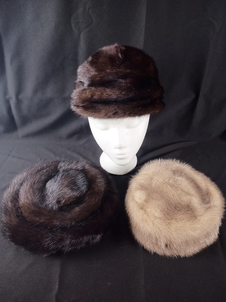 Lote De 3 Sombreros De Piel De Visón Genuinos De Colección: 2 Sombreros De Piel De Pastillero y 1 Sombrero De Piel De Bowler Foto 1 de 4