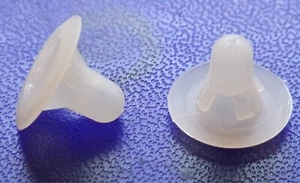 FIAT Lancia 82419455 Buechse Halterung für Kunststoffverkleidungsteile 2 Stück - Bild 1 von 3