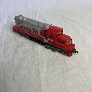 HO Scale TYCO Santa Fe Diesel Locomotive 5628 For Parts Or Repair - Picture 1 of 4