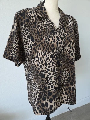 Blusa para mujer de Donnkenny PXL estampado animal guepardo botón hombreras. Foto 1 de 4