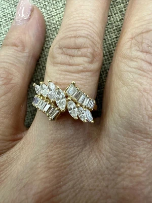 Alianza para mujer moissanita blanca corte marquesa de 2 quilates enchapada en oro amarillo de 14 k Foto 1 de 4