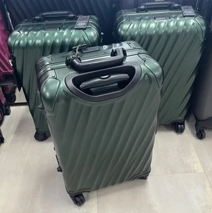 Tumi 19 grados International Carry On aluminio verde esmeralda - Imagen 1 de 3