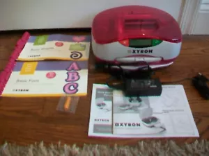 Sistema de corte personal Xyron con cable de alimentación, 2 libros de diseño, manual de usuario - Imagen 1 de 7