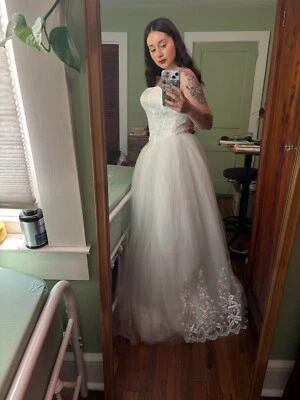 Vestido de novia sin tirantes de cuento de hadas talla 6-8 corsé espalda falda de tul Foto 1 de 4