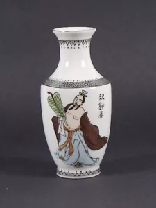 Mini vaso porcellana cinese vintage dipinto a mano firmato LiLing altezza 11 cm ottime condizioni - Foto 1 di 9