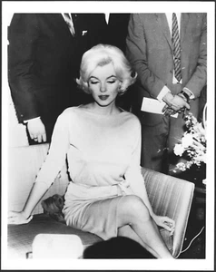 HOLLYWOOD MARILYN MONROE ACTRESS ELEGANT GLAMOUR 🎬✨ VINTAGE ORIGINAL PHOTO - Picture 1 of 2