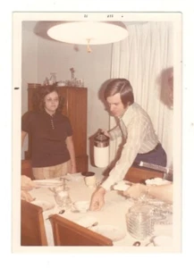 Foto de colección hombre sirviendo café en comedor años 70 arte encontrado SYB27 - Imagen 1 de 1