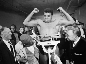 Muhammad Ali - Iconic Boxing Legend GOAT - 5X7 Glossy Printed Photo - Picture 1 of 1