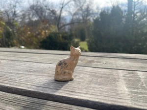 Statuina gattino gatto miniatura vintage ceramica/porcellana macchie nere brunastre 2"H - Foto 1 di 6