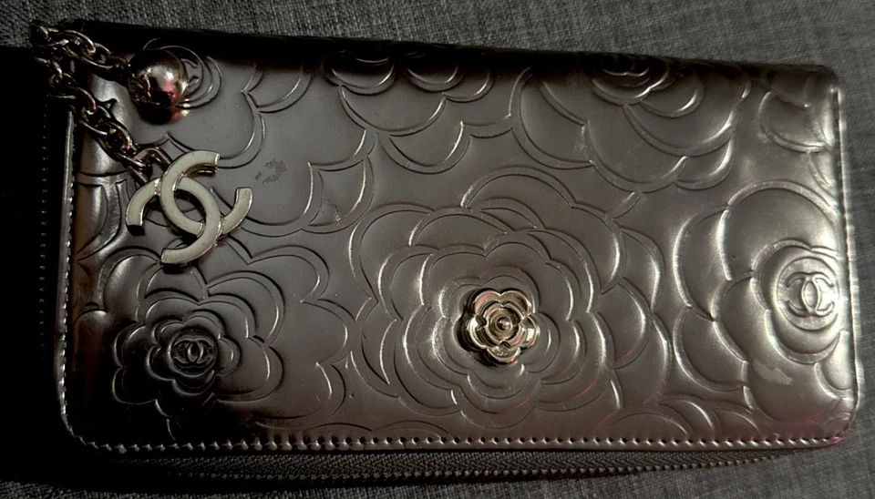 Auténtico estuche cosmético vintage Chanel metálico camelia logotipo CC -  Foto 1 de 4