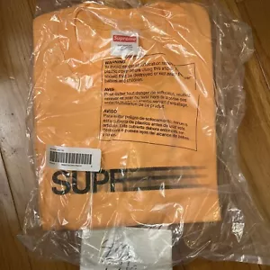 Nueva Camiseta Supreme Motion Logo Naranja Melocotón Negra En Mano Se envía Ahora Talla S - Imagen 1 de 1